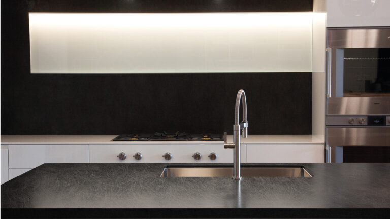Kitchen island in Liquorice - Seta series