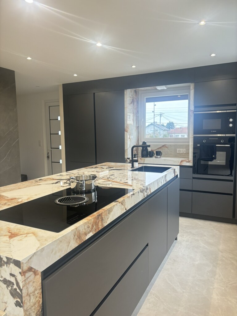 Lumière sur la cuisine dès l'entrée dans la maison