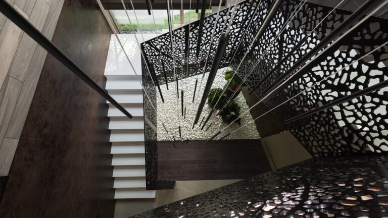 Un effetto di sovrapposizioni e contrasti