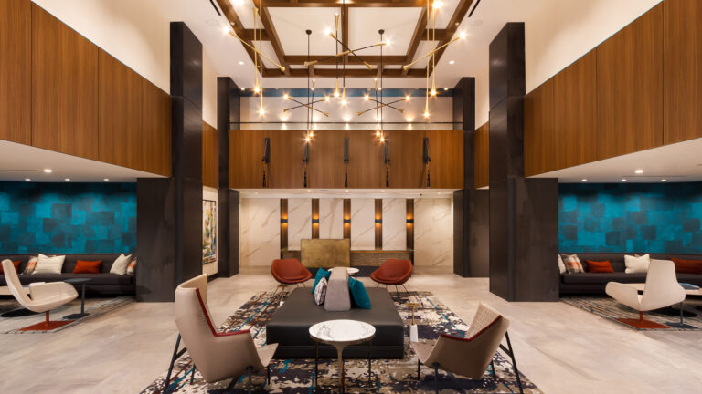 Компания Hartman Design Group выбрала поверхности Laminam для облицовки впечатляющих внутренних стен высотой в два этажа.