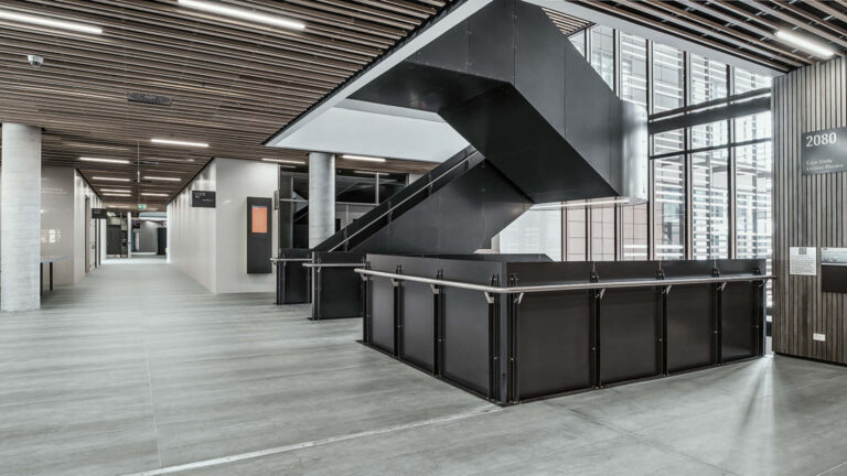 Через огромные окна в помещения льется яркий солнечный свет