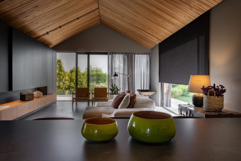 Armonía entre materiales en un entorno habitacional inspirado en el paisaje 