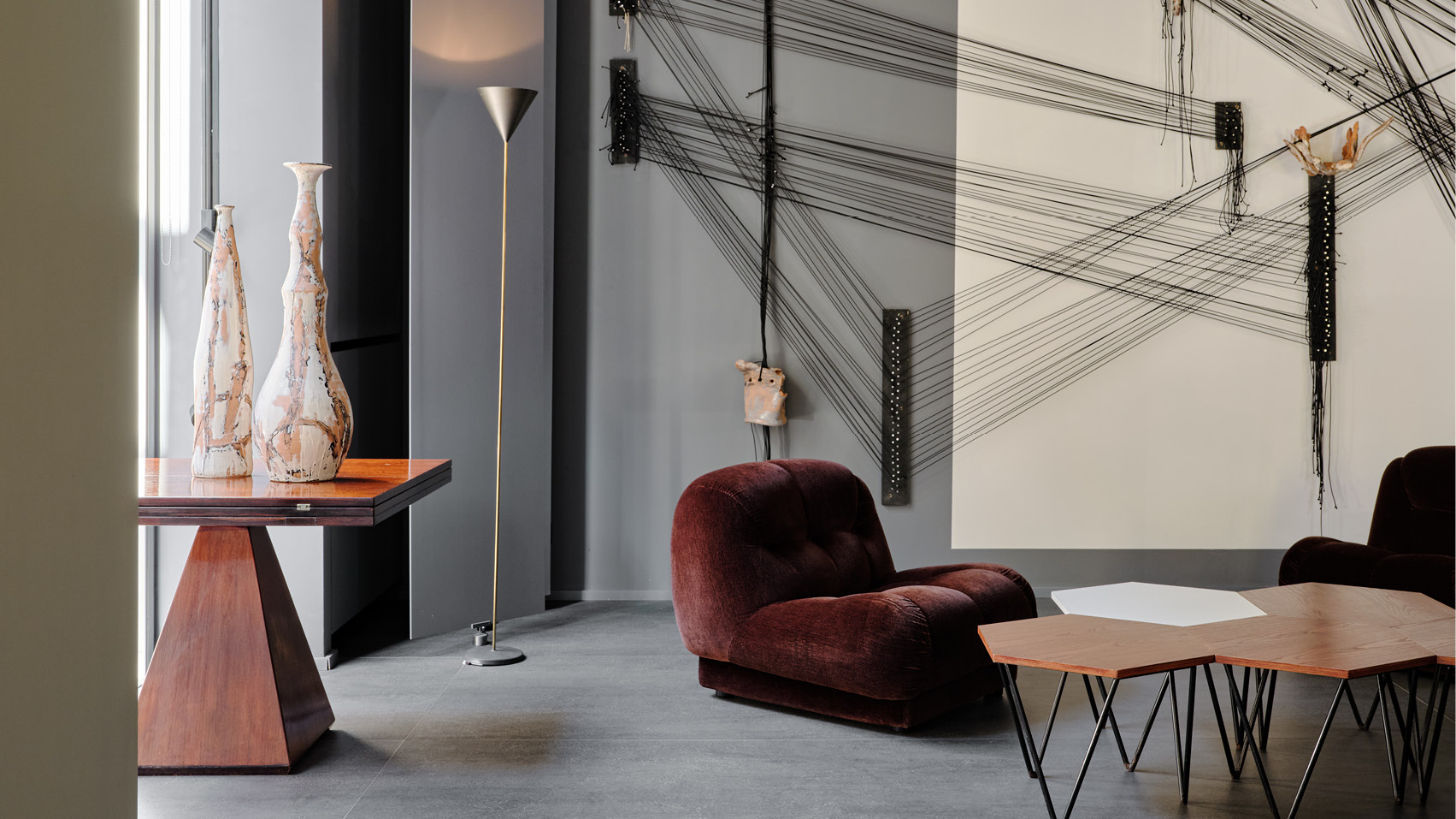 Rossella Colombari Gallery, Milan - Laminam flooring from the I NATURALI series - Pietra di Savoia Antracite Bocciardata - Rossella Colombari Gallery, Milan - Photo by Federico Torra